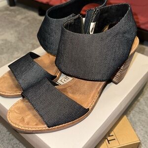 Ladies TOMS Majorca cutout shoe size 10